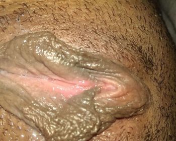 En tjej som visar sin håriga fitta